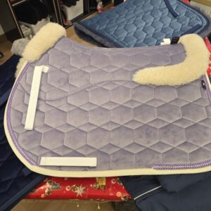 Mattes Springschabracke Flieder - Einzelstück