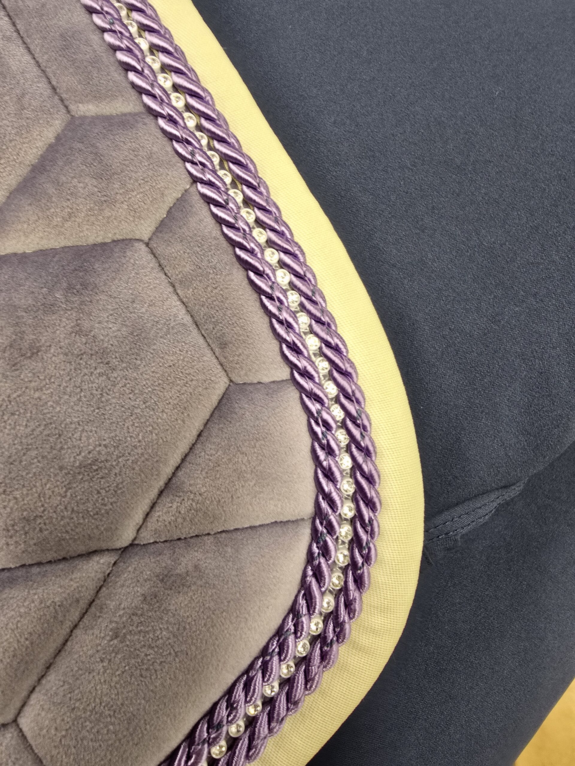 Mattes Springschabracke Flieder - Einzelstück – Bild 2